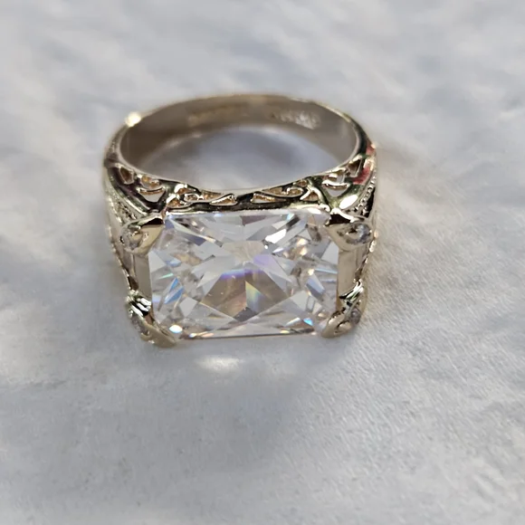 Elegant Silver Women's Ring with Clear Gemstone - Picture 3 of 14